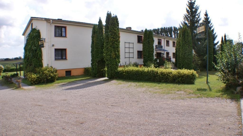 Gasthaus&Hotel Lindenkrug Poseritz Exterior foto